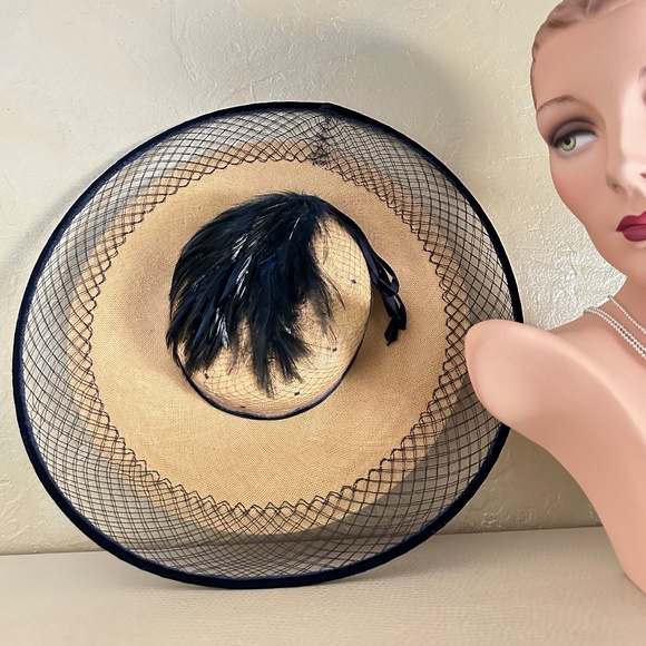 1940'S NATURAL STRAW HAT WITH NETTING BRIM, NAVY VELOUR TRIMMING + NAVY FEATHER - Picture 8 of 11